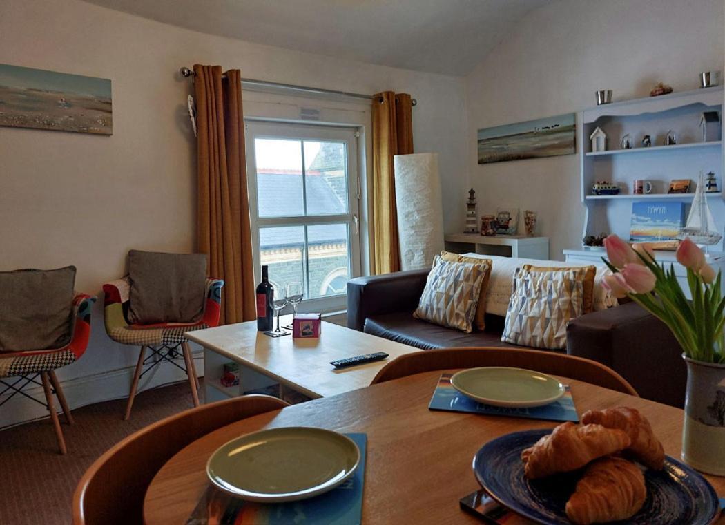 Salt Marsh Apartment Tywyn Buitenkant foto